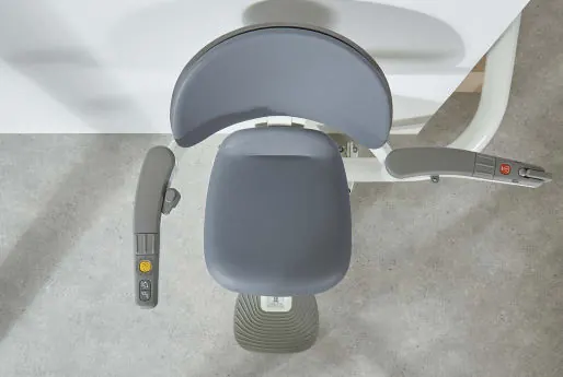 Overhead view of the Access Flow X with open armrests, leaving the front of the seat clear