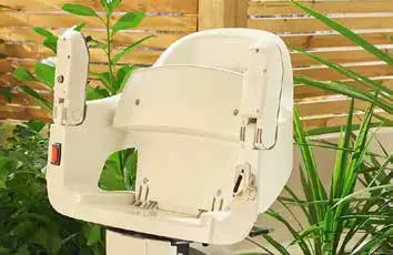 Manual swivel on the HomeGlide Outdoor stairlift