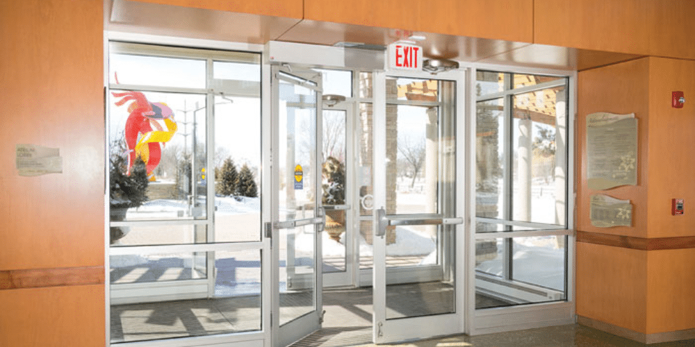 Wide automatic door openings at a building entrance