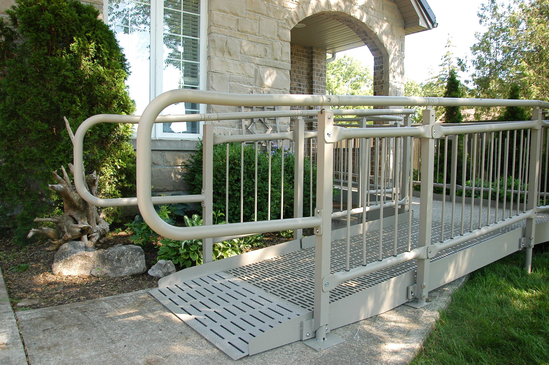 Modular access ramp at a house entrance