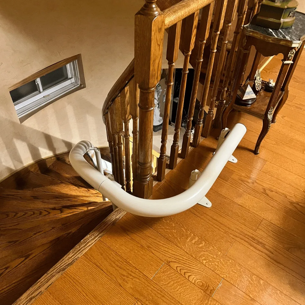 Freecurve rail turning ninety degrees at the bottom of a staircase