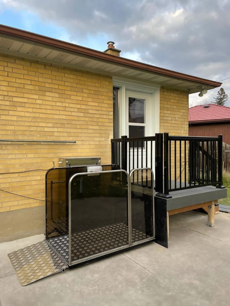 Vertical platform lift at an entrance